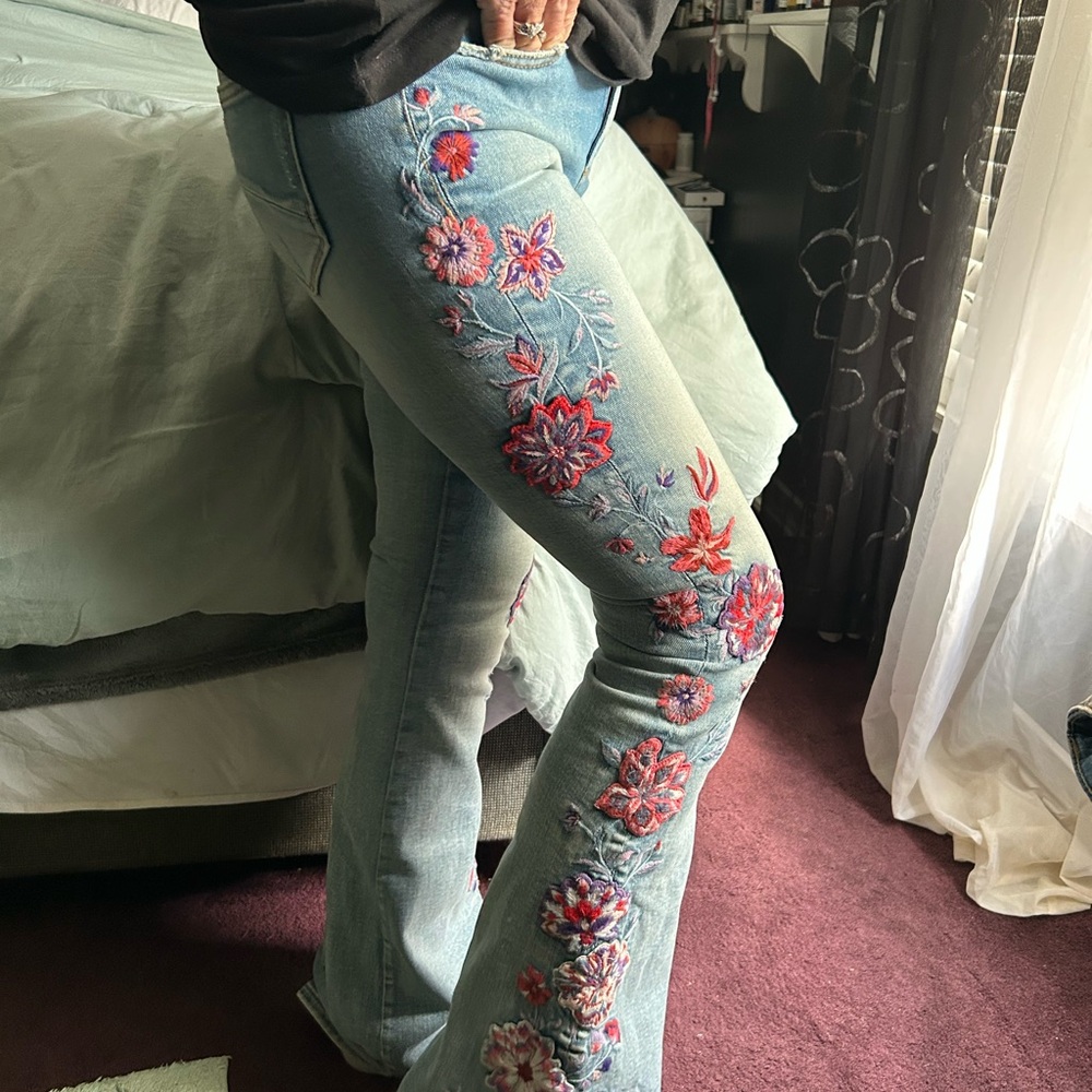 Free People Driftwood Farrah Embroidered Flare Jeans Red Floral Embroidery - Picture 10 of 10